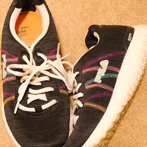 Fila size 9 memory foam lace up tennis shoes